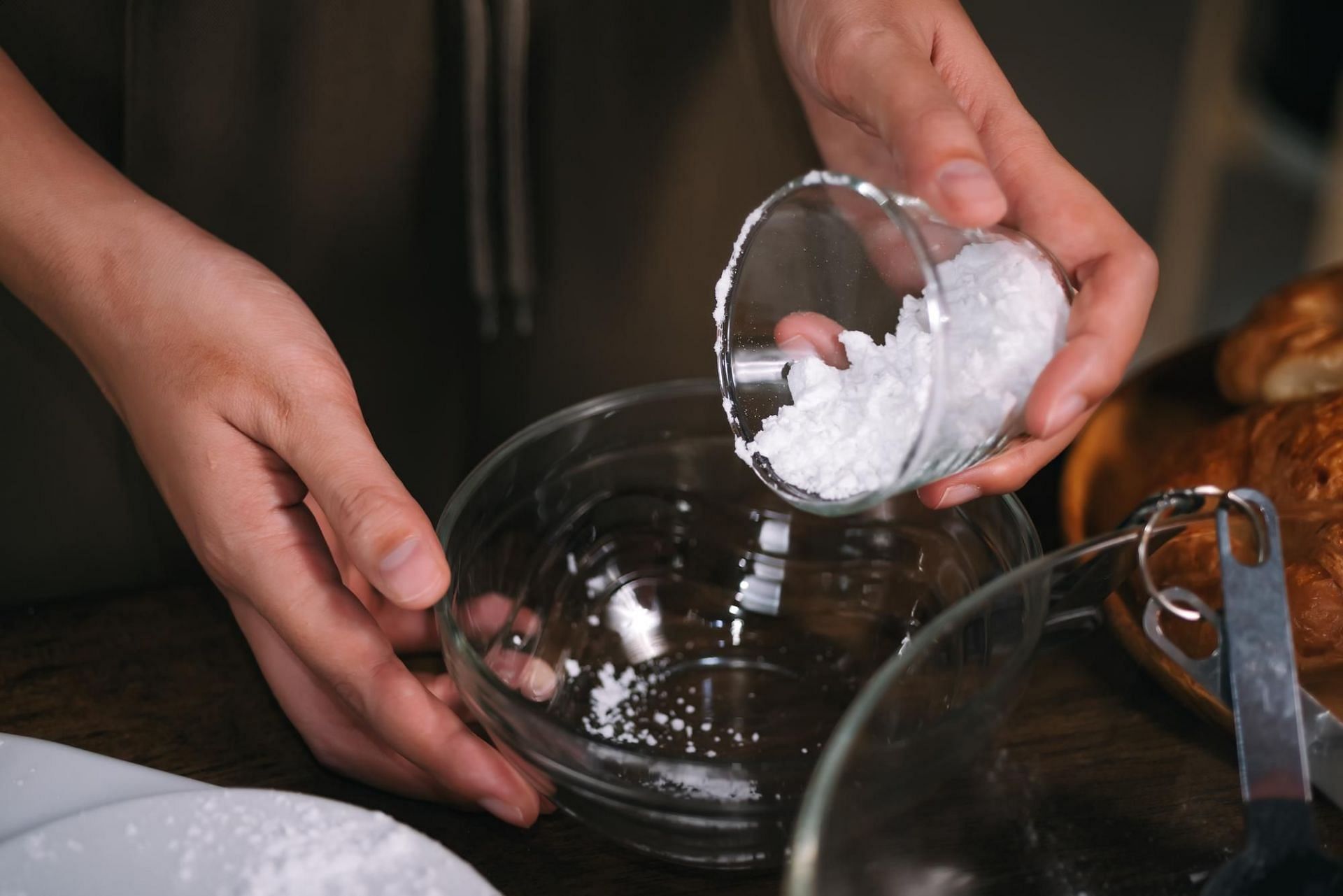 Rinse your mouth with salt and hot water (Image by partystock on Freepik)